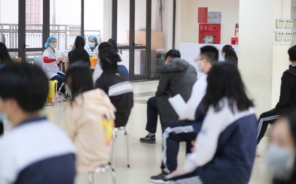 86 học sinh nhập viện sau tiêm vaccine COVID-19 ở Thanh Hóa - Ảnh 1. 86 học sinh nhập viện sau tiêm vaccine COVID-19 ở Thanh Hóa - Ảnh 1.