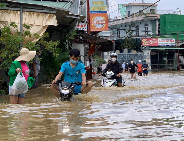 Lũ dâng cao hơn 2m, nhiều khu vực ở Nha Trang chìm trong biển nước - Ảnh 12.