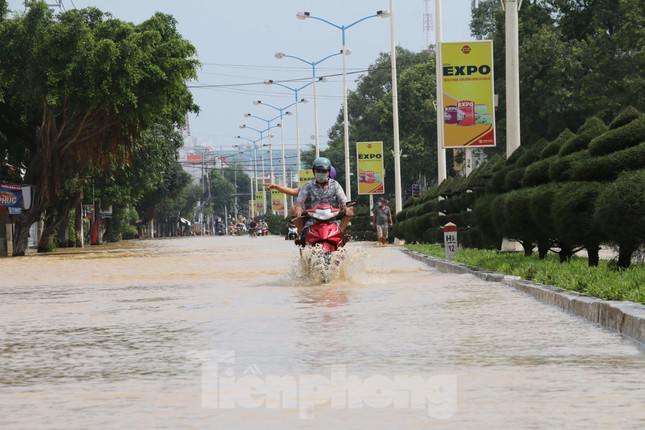 Lũ dâng cao hơn 2m, nhiều khu vực ở Nha Trang chìm trong biển nước - Ảnh 13.