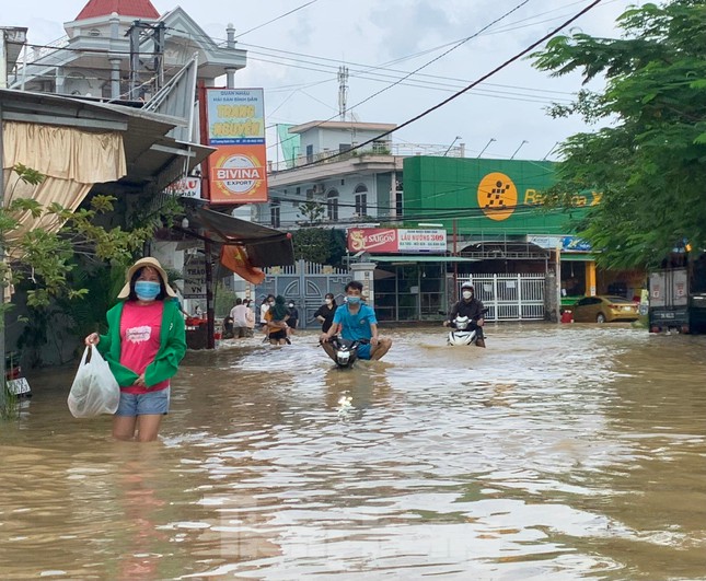 Lũ dâng cao hơn 2m, nhiều khu vực ở Nha Trang chìm trong biển nước - Ảnh 14.