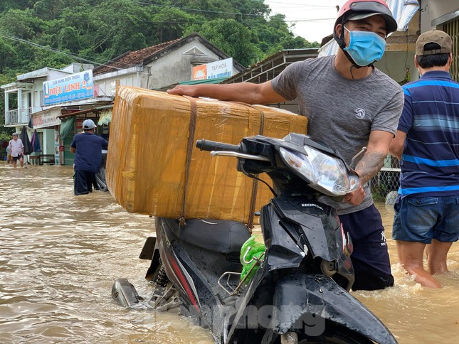 Lũ dâng cao hơn 2m, nhiều khu vực ở Nha Trang chìm trong biển nước - Ảnh 6.