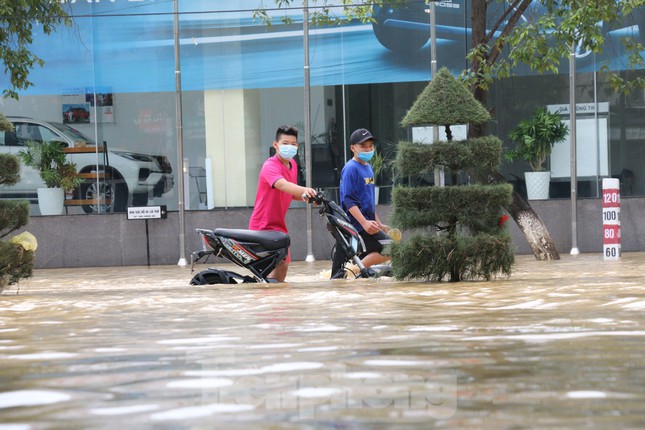 Lũ dâng cao hơn 2m, nhiều khu vực ở Nha Trang chìm trong biển nước - Ảnh 7.