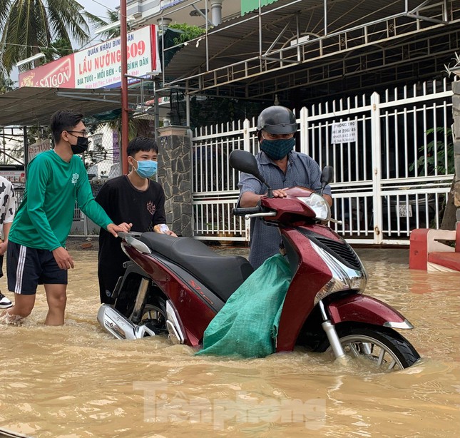 Lũ dâng cao hơn 2m, nhiều khu vực ở Nha Trang chìm trong biển nước - Ảnh 8.