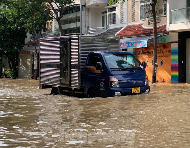 Lũ dâng cao hơn 2m, nhiều khu vực ở Nha Trang chìm trong biển nước - Ảnh 10.