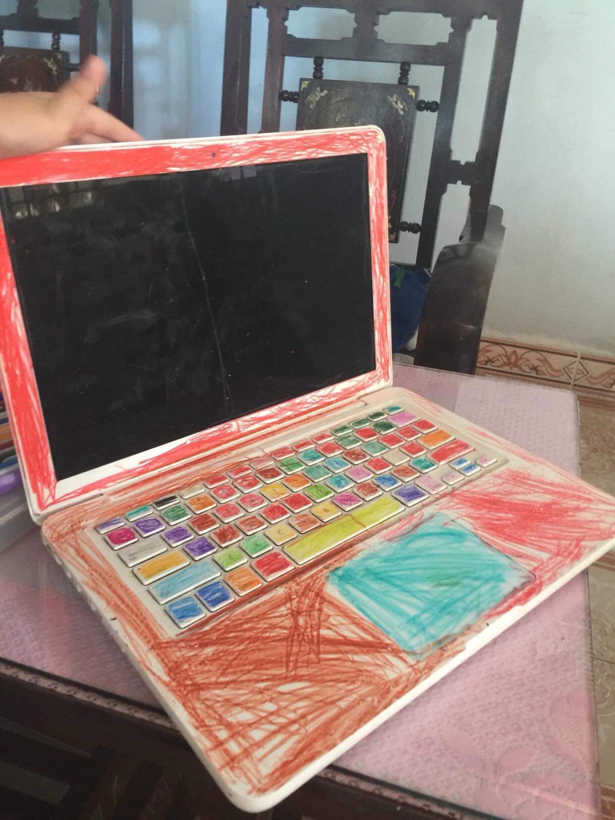 Cô gái nhận cái kết thảm thương khi cho cháu gái mượn laptop xem hoạt hình, phụ huynh tỉnh bơ: Trẻ con mà, biết gì đâu! - Ảnh 1.