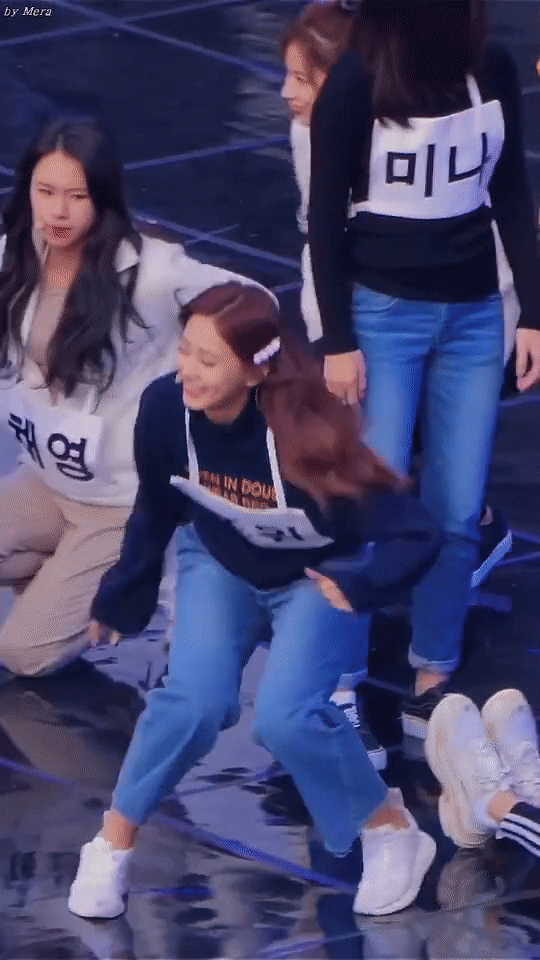 Một thành viên TWICE khiến fan hoang mang vì ngày càng trầm lặng: Khoảnh khắc cười đùa hiếm hoi nhìn mà nhói tim? - Ảnh 5.