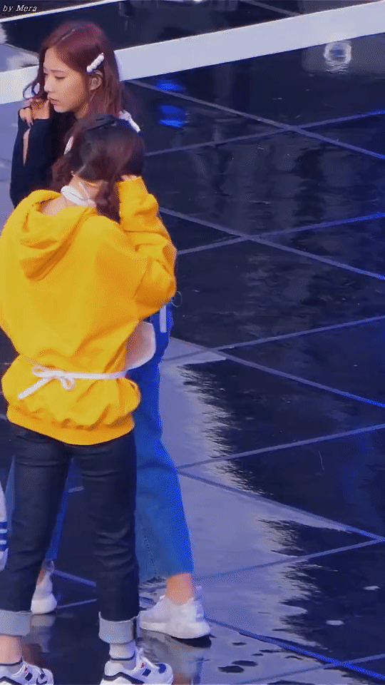 Một thành viên TWICE khiến fan hoang mang vì ngày càng trầm lặng: Khoảnh khắc cười đùa hiếm hoi nhìn mà nhói tim? - Ảnh 3.
