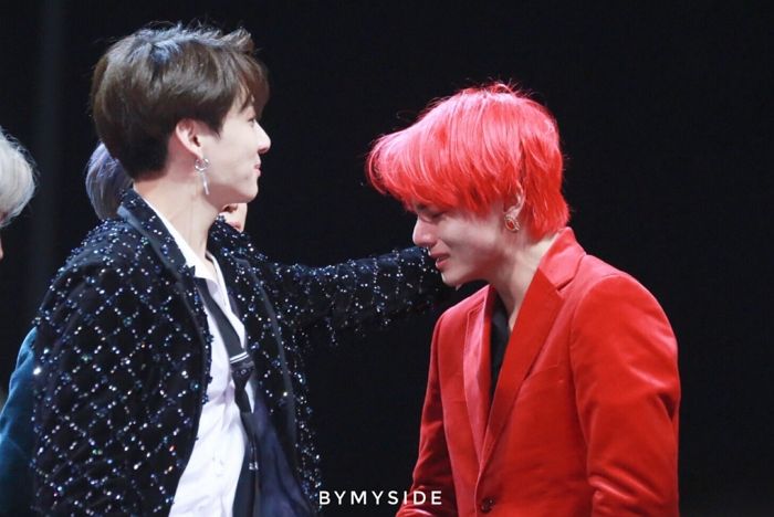 V&igrave; 1 c&acirc;u n&oacute;i m&agrave; V (BTS) bật kh&oacute;c nức nở, Jungkook c&oacute; h&agrave;nh động đặc biệt khiến fan nhớ m&atilde;i kh&ocirc;ng qu&ecirc;n - Ảnh 6.