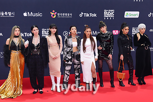 Siêu thảm đỏ MAMA 2021: 2 mỹ nhân SNSD và nữ hoàng Lee Hyori hở bạo liệt, 1 mỹ nhân vòng 1 chực trào át bạn gái Lee Kwang Soo và dàn idol - Ảnh 23.