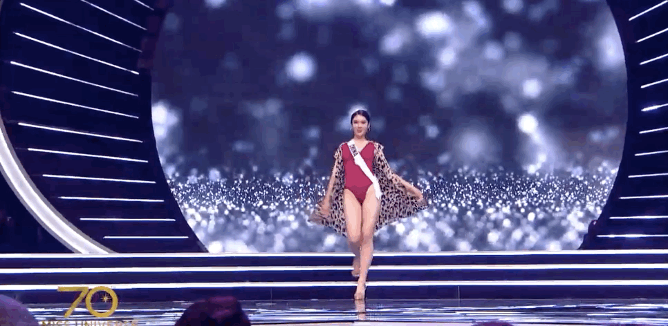 1 th&iacute; sinh tr&ugrave;m k&iacute;n người trong phần thi &aacute;o tắm đ&ecirc;m B&aacute;n kết Miss Universe, kh&aacute;c biệt giữa d&agrave;n mỹ nh&acirc;n hở bạo v&igrave; l&yacute; do g&igrave;? - Ảnh 4.