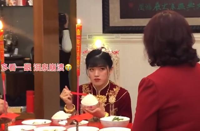 Em g&aacute;i ăn cơm với gia đ&igrave;nh trước khi về nh&agrave; chồng, phản ứng của anh trai ngồi cạnh khiến d&acirc;n mạng cảm th&aacute;n - Ảnh 1.