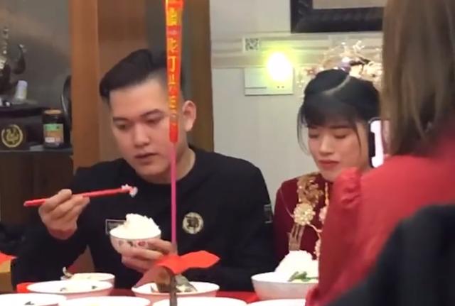 Em g&aacute;i ăn cơm với gia đ&igrave;nh trước khi về nh&agrave; chồng, phản ứng của anh trai ngồi cạnh khiến d&acirc;n mạng cảm th&aacute;n - Ảnh 2.