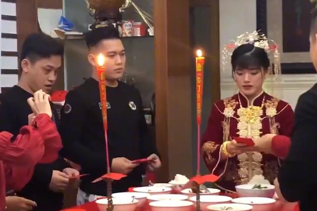 Em g&aacute;i ăn cơm với gia đ&igrave;nh trước khi về nh&agrave; chồng, phản ứng của anh trai ngồi cạnh khiến d&acirc;n mạng cảm th&aacute;n - Ảnh 3.