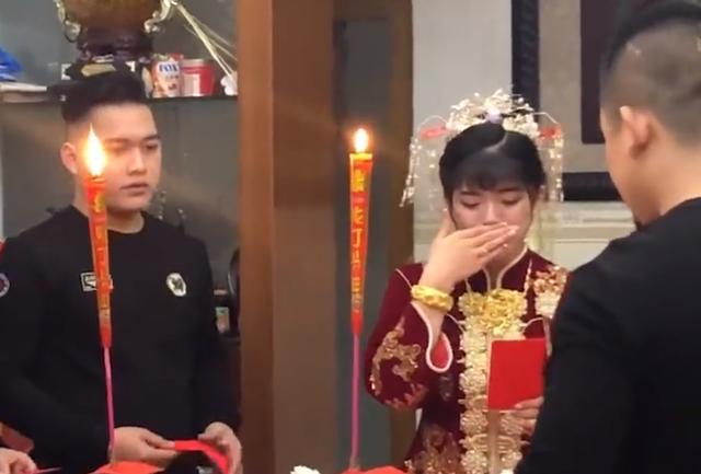 Em g&aacute;i ăn cơm với gia đ&igrave;nh trước khi về nh&agrave; chồng, phản ứng của anh trai ngồi cạnh khiến d&acirc;n mạng cảm th&aacute;n - Ảnh 4.