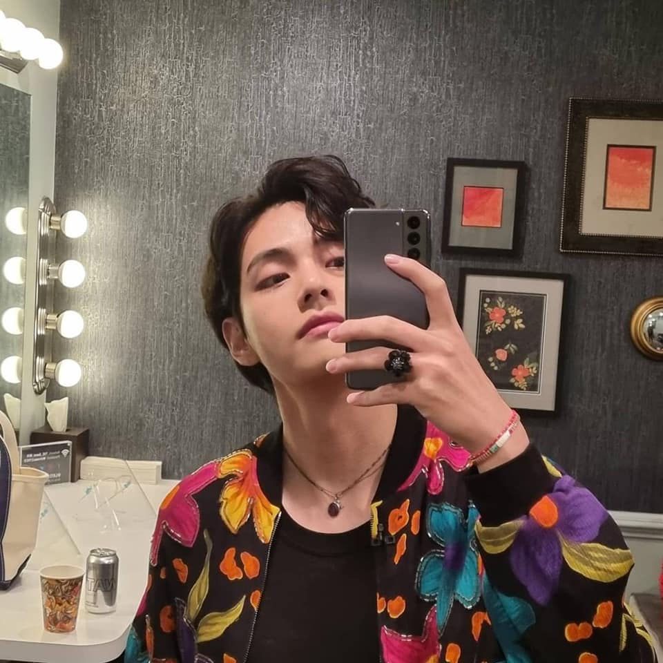 V (BTS) được netizen khen ngợi l&agrave; đại sứ Samsung c&oacute; t&acirc;m, up ảnh nhắn nhủ g&igrave; m&agrave; h&atilde;ng phải đ&aacute;p vội? - Ảnh 2.