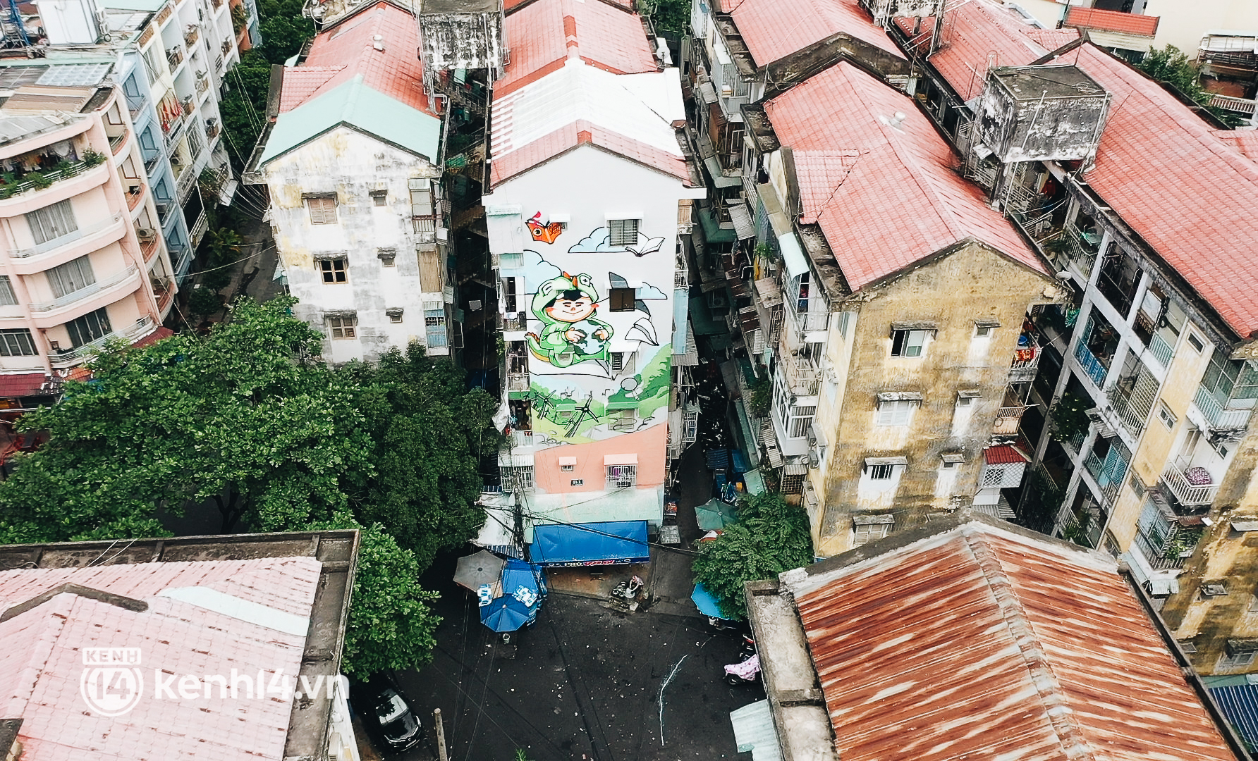 Dùng xe cẩu biến các bức tường rêu mốc của chung cư cũ ở Sài Gòn thành những bức tranh khổng lồ - Ảnh 2.