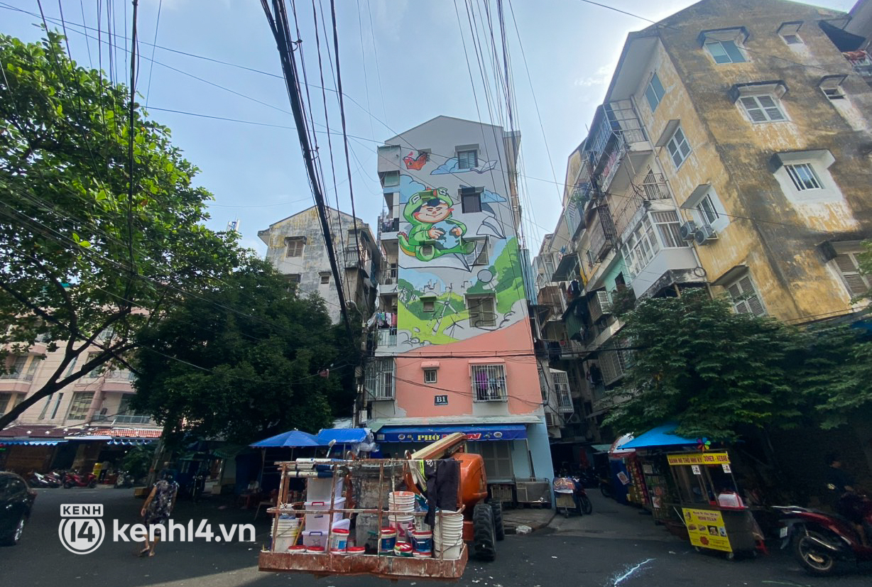 Dùng xe cẩu biến các bức tường rêu mốc của chung cư cũ ở Sài Gòn thành những bức tranh khổng lồ - Ảnh 3.