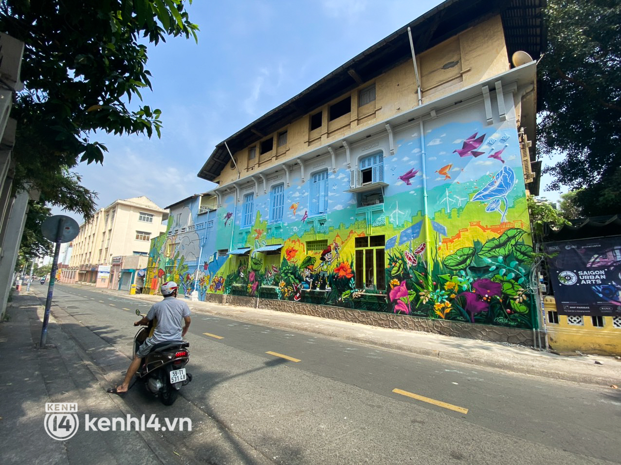 Dùng xe cẩu biến các bức tường rêu mốc của chung cư cũ ở Sài Gòn thành những bức tranh khổng lồ - Ảnh 12.