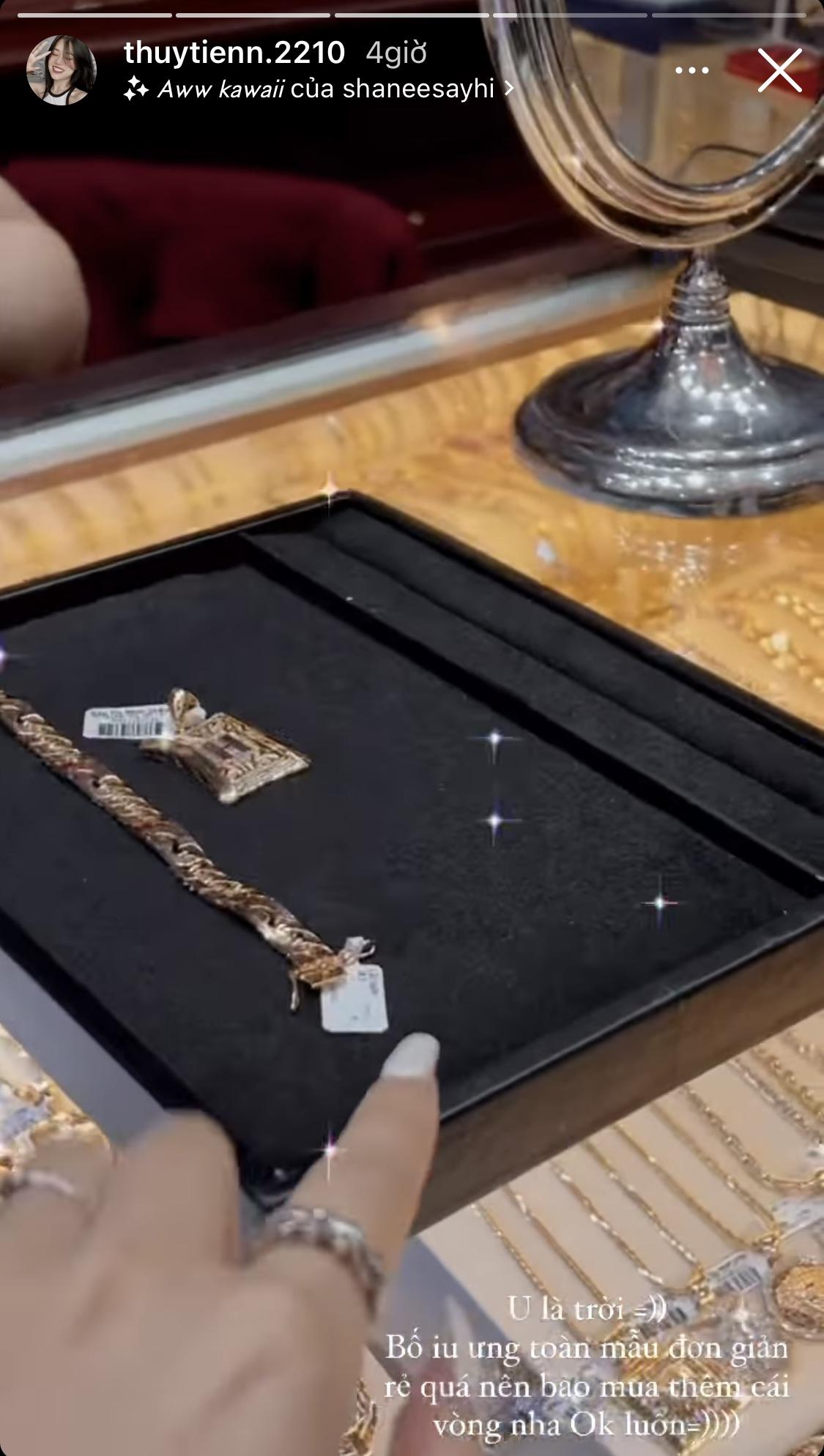 Thủy Tiên dẫn phụ huynh đi mua quà sinh nhật sang chảnh, thấy rẻ quá nên tậu thêm vòng vàng - Ảnh 2.