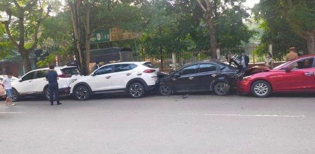Nữ tài xế tông liên…