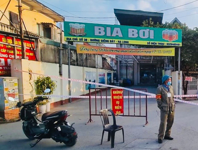 Quảng Ninh: Phong tỏa 2 khu phố, đóng cửa một chợ, học sinh 3 trường tạm dừng đến trường - Ảnh 1.