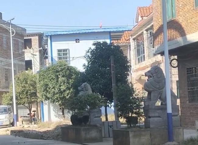 Hai nhà đối diện kình nhau bằng sư tử đá và khẩu pháo đại bác, nghe chuyện đấu đá phong thủy mà ai cũng bật cười - Ảnh 1.