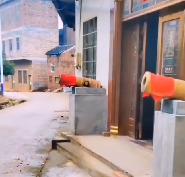 Hai nhà đối diện kình nhau bằng sư tử đá và khẩu pháo đại bác, nghe chuyện đấu đá phong thủy mà ai cũng bật cười - Ảnh 2.