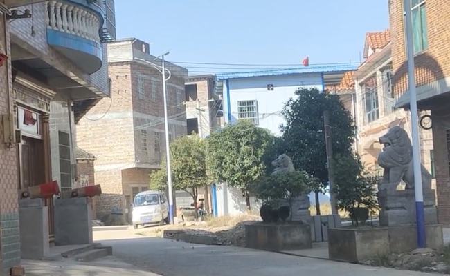 Hai nhà đối diện kình nhau bằng sư tử đá và khẩu pháo đại bác, nghe chuyện đấu đá phong thủy mà ai cũng bật cười - Ảnh 3.