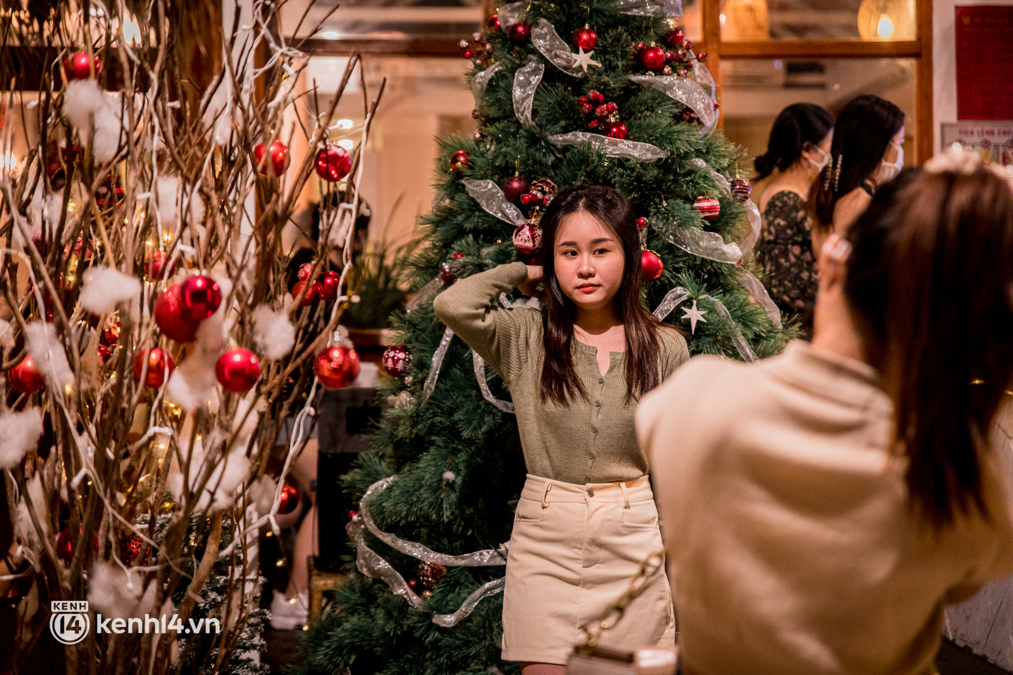 Quán cà phê Sài Gòn chật kín khách đu đưa mùa Giáng sinh, có nơi phải đứng xếp hàng dài để chờ chụp ảnh với tuyết? - Ảnh 11.