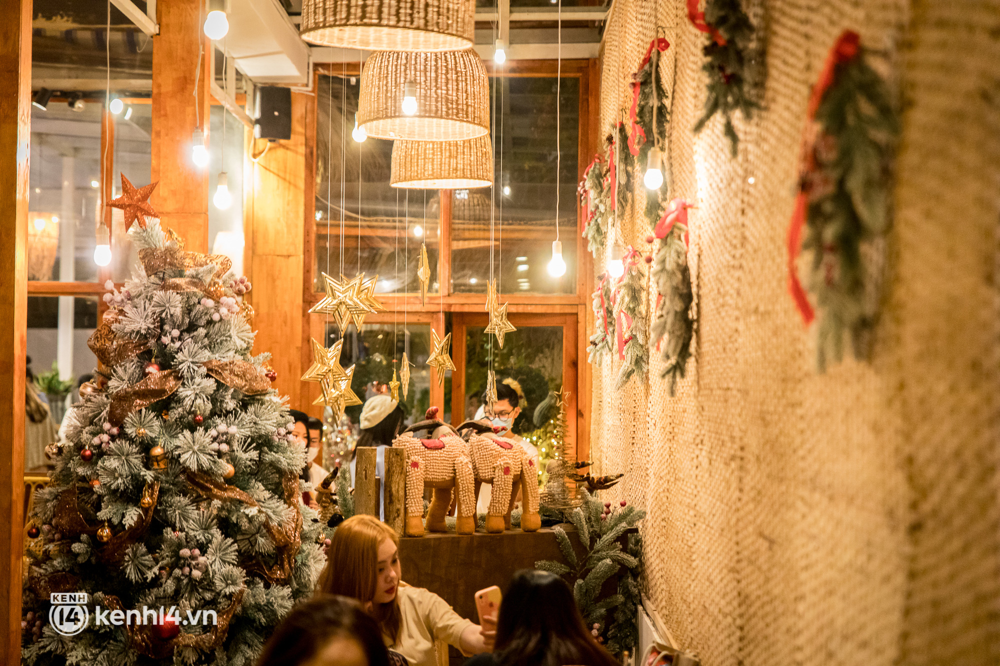Quán cà phê Sài Gòn chật kín khách đu đưa mùa Giáng sinh, có nơi phải đứng xếp hàng dài để chờ chụp ảnh với tuyết? - Ảnh 3.