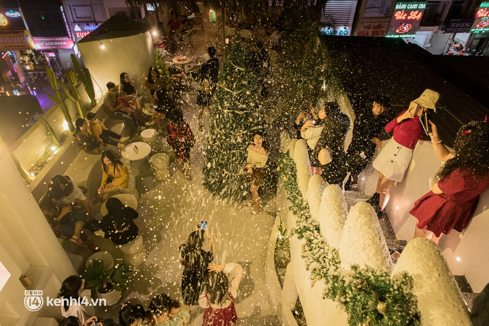 Quán cà phê Sài Gòn chật kín khách đu đưa mùa Giáng sinh, có nơi phải đứng xếp hàng dài để chờ chụp ảnh với tuyết? - Ảnh 17.