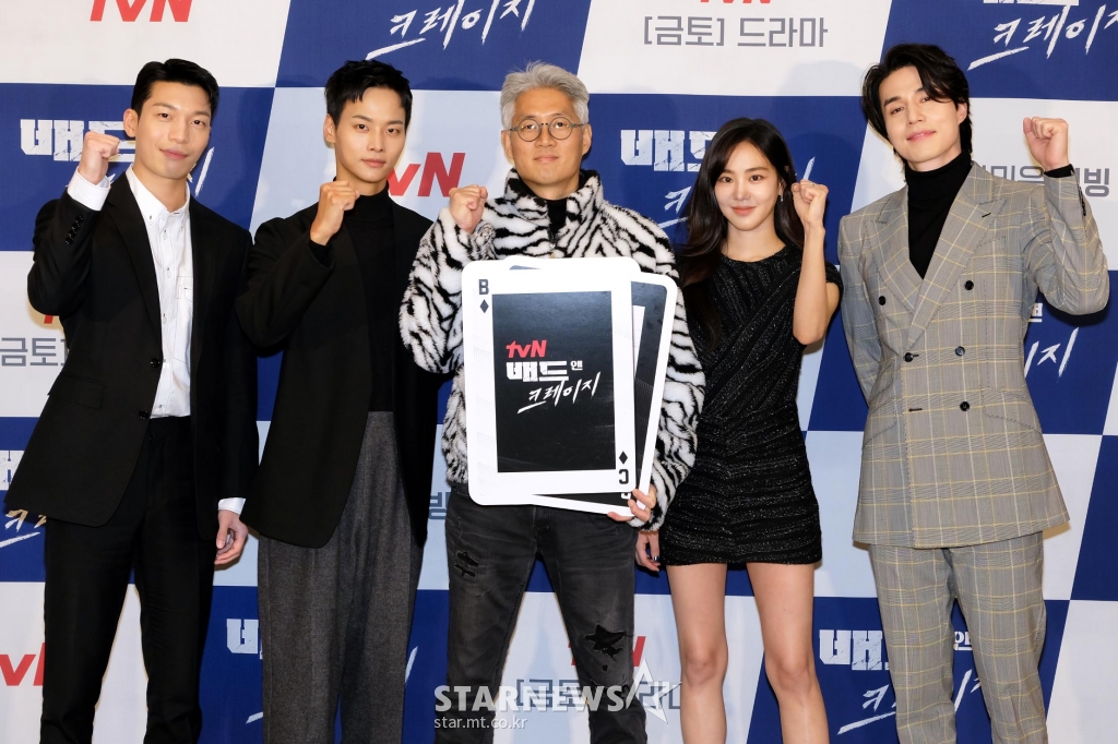 Họp báo trực tiếp từ Hàn Quốc: Mỹ nhân chân dài át cả Lee Dong Wook, tài tử Squid Game gây sốt khi hé lộ quan hệ với đàn anh - Ảnh 6. Họp báo trực tiếp từ Hàn Quốc: Mỹ nhân chân dài át cả Lee Dong Wook, tài tử Squid Game gây sốt khi hé lộ quan hệ với đàn anh - Ảnh 6.