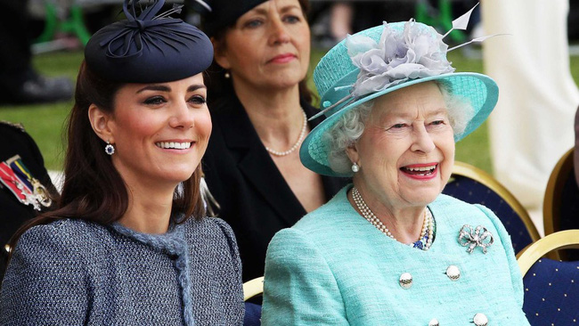 Công nương Kate và Meghan tặng quà Giáng sinh Nữ hoàng Anh với sự lựa chọn hoàn toàn khác biệt - Ảnh 1.