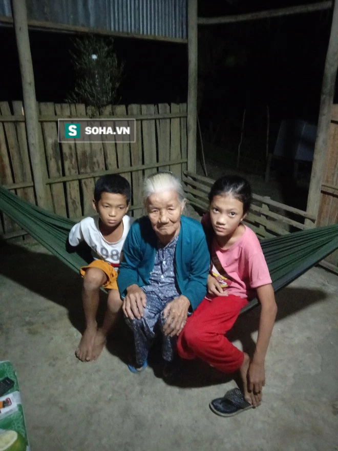 Cậu bé 9 tuổi mồ côi, bắt ốc nuôi chị gái khờ, chăm bà già yếu: Nhớ cha nhớ mẹ lắm - Ảnh 2. Cậu bé 9 tuổi mồ côi, bắt ốc nuôi chị gái khờ, chăm bà già yếu: Nhớ cha nhớ mẹ lắm - Ảnh 2.