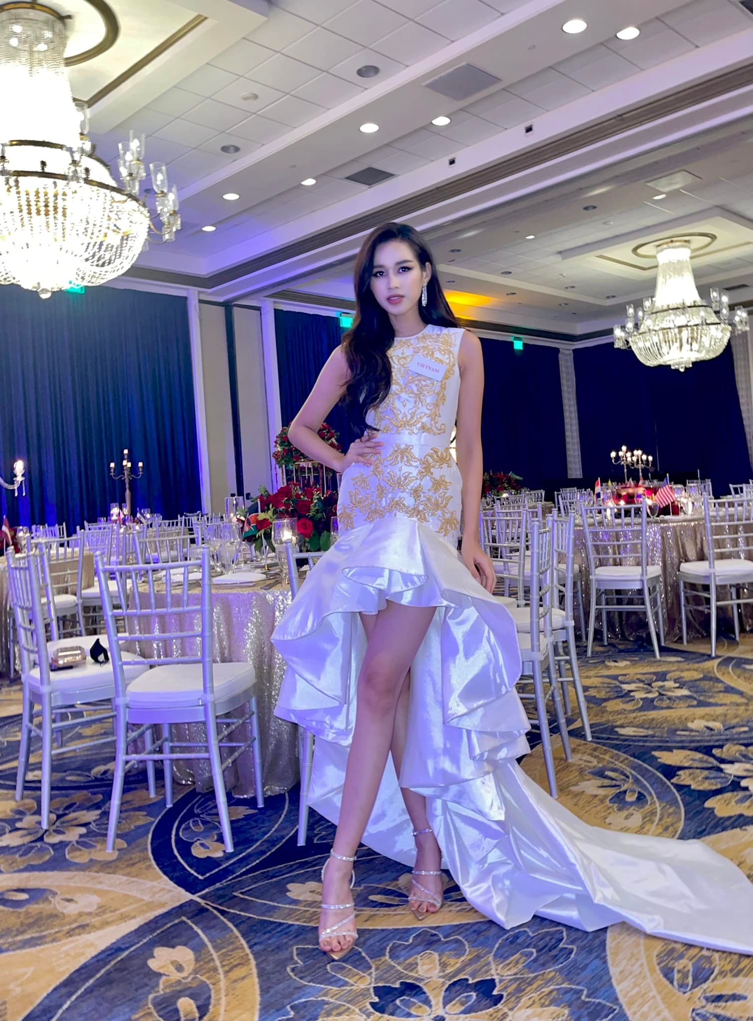 Đỗ Hà nổi bật với đôi chân dài 1m11 giữa dàn mỹ nhân Miss World, mang trang sức giá trị 103 triệu đấu giá từ thiện - Ảnh 2.