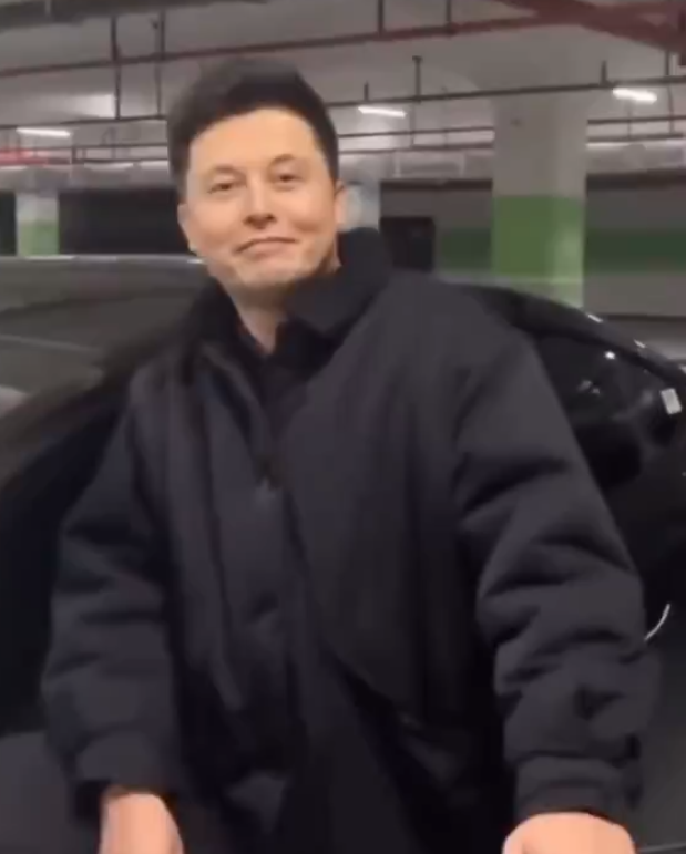 Clip: Bắt gặp song trùng của Elon Musk ở Trung Quốc, cười nhẹ mà thấy sao y bản chính - Ảnh 2.