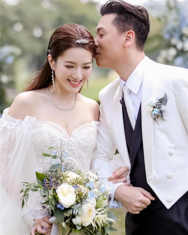 Mỹ nhân bị TVB tống cổ vì 2 lần mây mưa với trai trên xe hơi, sự nghiệp đổ nát do thái độ lồi lõm và cái miệng hại cái thân? - Ảnh 11. Mỹ nhân bị TVB tống cổ vì 2 lần mây mưa với trai trên xe hơi, sự nghiệp đổ nát do thái độ lồi lõm và cái miệng hại cái thân? - Ảnh 11.