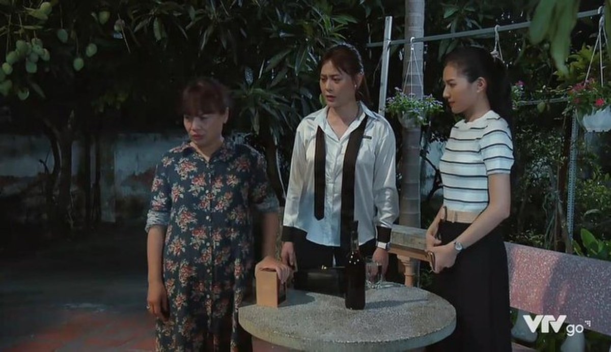 3 chị gái diện đồ phát bực ở phim Việt 2021: Cô Nam (Hương Vị Tình Thân) là thảm họa thời trang, Nhã Phương cũng chả kém phần - Ảnh 5. 3 chị gái diện đồ phát bực ở phim Việt 2021: Cô Nam (Hương Vị Tình Thân) là thảm họa thời trang, Nhã Phương cũng chả kém phần - Ảnh 5.