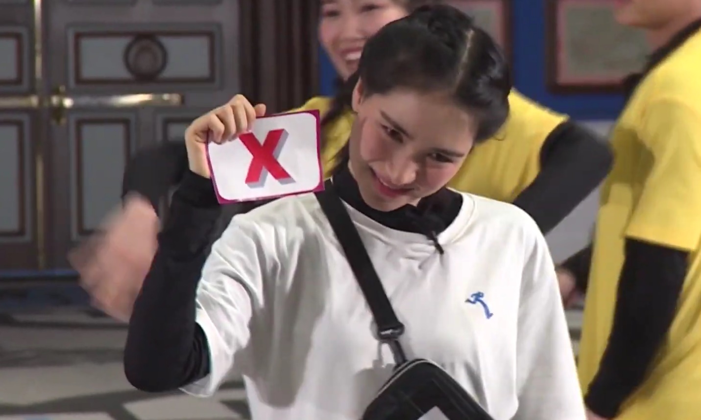 Bể muối Hòa Minzy ở Running Man: Diễn giả trân bị bắt thóp, uống no nước vì không biết bơi - Ảnh 10. Bể muối Hòa Minzy ở Running Man: Diễn giả trân bị bắt thóp, uống no nước vì không biết bơi - Ảnh 10.