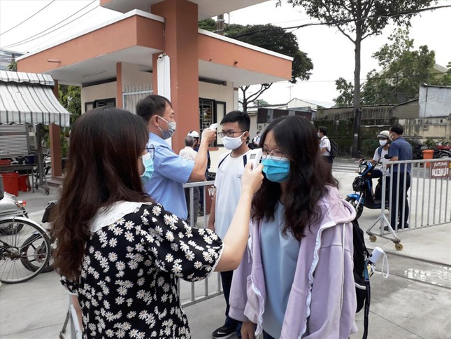 Bí thư TP.HCM: Chuẩn bị tinh thần sống chung với biến thể mới Omicron - Ảnh 2.