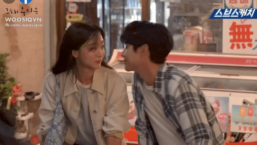 4 cảnh hôn bị cắt ngang ngược khỏi phim Hàn: Tức nhất là màn khóa môi cực khét của Kim Go Eun - Gong Yoo - Ảnh 1.