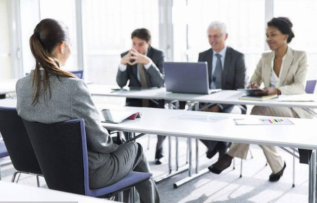 Hỏi: Con g&agrave; c&oacute; trước hay quả trứng c&oacute; trước? Anh ch&agrave;ng trẻ tuổi hỏi lại nh&agrave; tuyển dụng một c&acirc;u, lập tức tr&uacute;ng tuyển - Ảnh 1.
