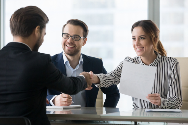 Hỏi: Con g&agrave; c&oacute; trước hay quả trứng c&oacute; trước? Anh ch&agrave;ng trẻ tuổi hỏi lại nh&agrave; tuyển dụng một c&acirc;u, lập tức tr&uacute;ng tuyển - Ảnh 2.