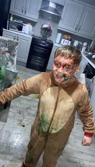 H&iacute; hửng bỏ tiền thu&ecirc; người đến chơi với con m&ugrave;a Gi&aacute;ng sinh, mẹ hối hận kh&ocirc;ng kịp khi nh&igrave;n t&agrave;n cuộc, nhất l&agrave; bộ dạng của con - Ảnh 4.