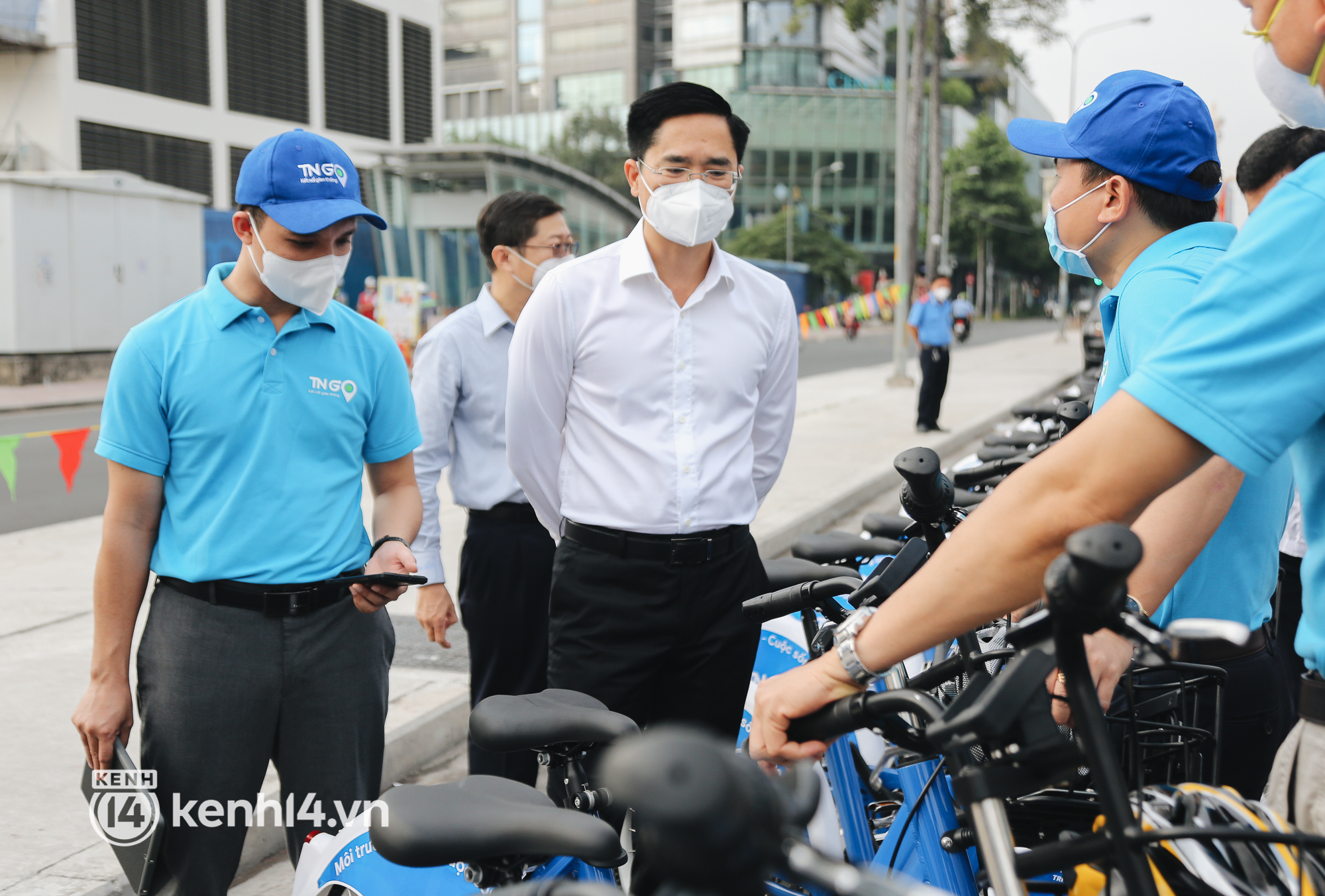 Xe đạp c&ocirc;ng cộng c&oacute; t&iacute;nh ph&iacute; ở TP.HCM ch&iacute;nh thức hoạt động: Bạn trẻ h&agrave;o hứng bỏ tiền thu&ecirc; đi dạo ngắm cảnh - Ảnh 3.