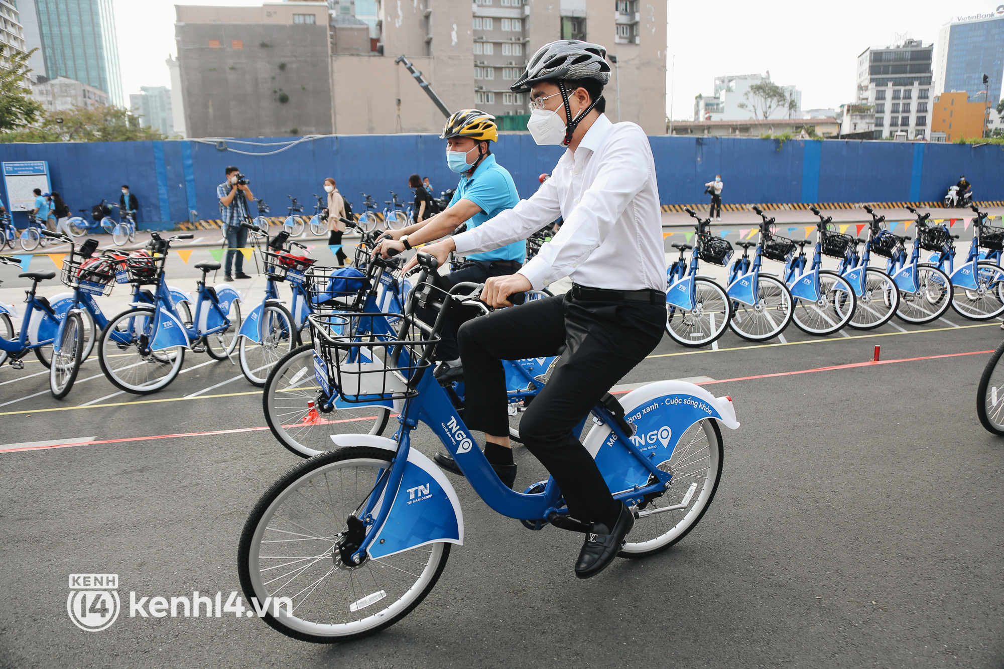 Xe đạp c&ocirc;ng cộng c&oacute; t&iacute;nh ph&iacute; ở TP.HCM ch&iacute;nh thức hoạt động: Bạn trẻ h&agrave;o hứng bỏ tiền thu&ecirc; đi dạo ngắm cảnh - Ảnh 4.