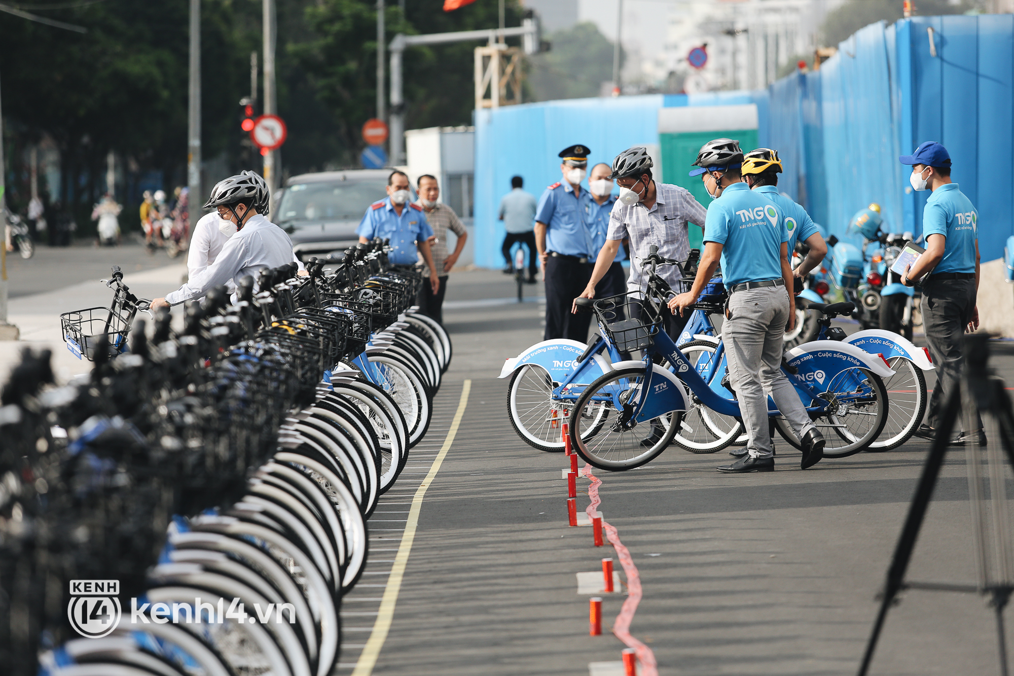 Xe đạp c&ocirc;ng cộng c&oacute; t&iacute;nh ph&iacute; ở TP.HCM ch&iacute;nh thức hoạt động: Bạn trẻ h&agrave;o hứng bỏ tiền thu&ecirc; đi dạo ngắm cảnh - Ảnh 1.