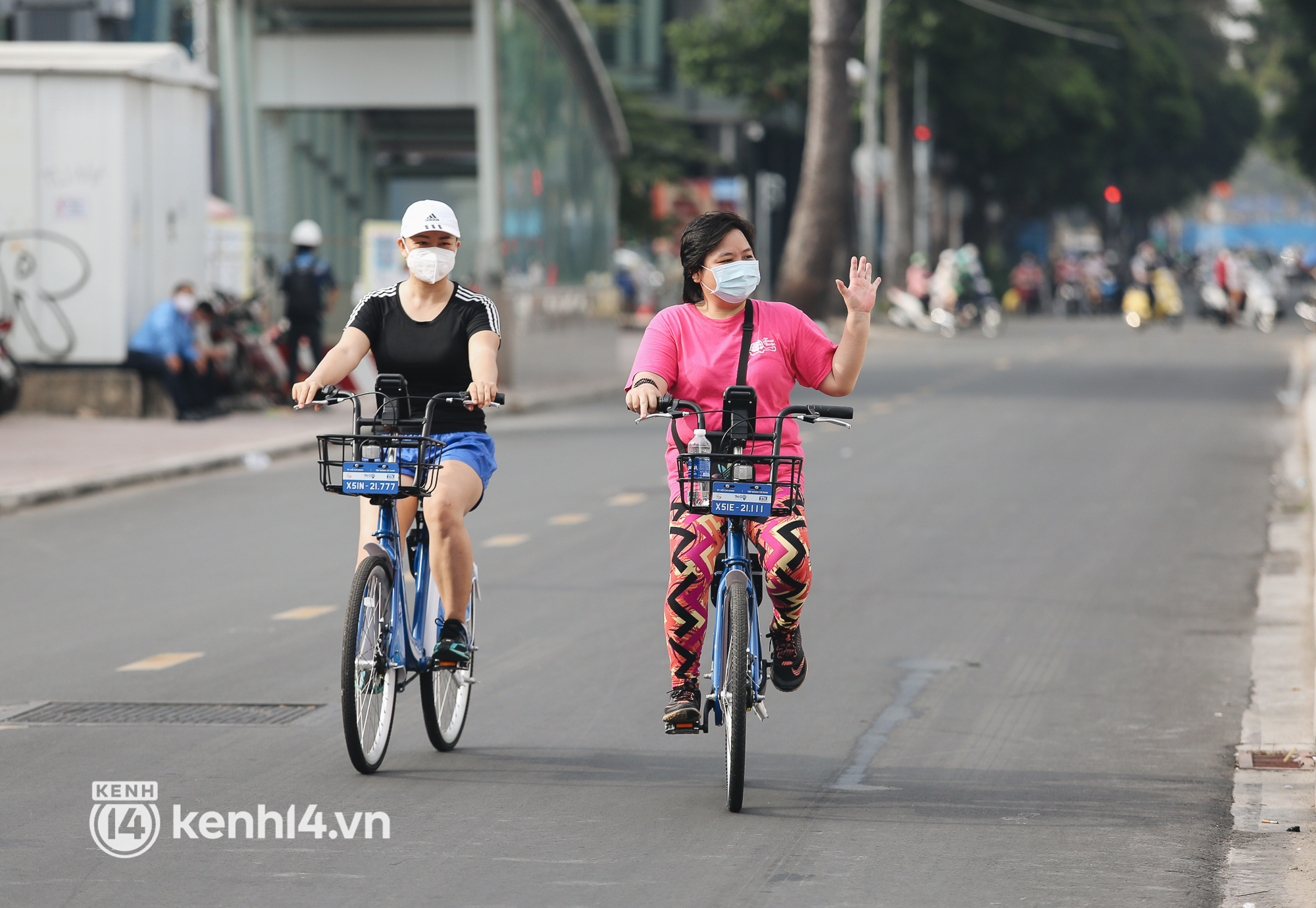 Xe đạp c&ocirc;ng cộng c&oacute; t&iacute;nh ph&iacute; ở TP.HCM ch&iacute;nh thức hoạt động: Bạn trẻ h&agrave;o hứng bỏ tiền thu&ecirc; đi dạo ngắm cảnh - Ảnh 11.