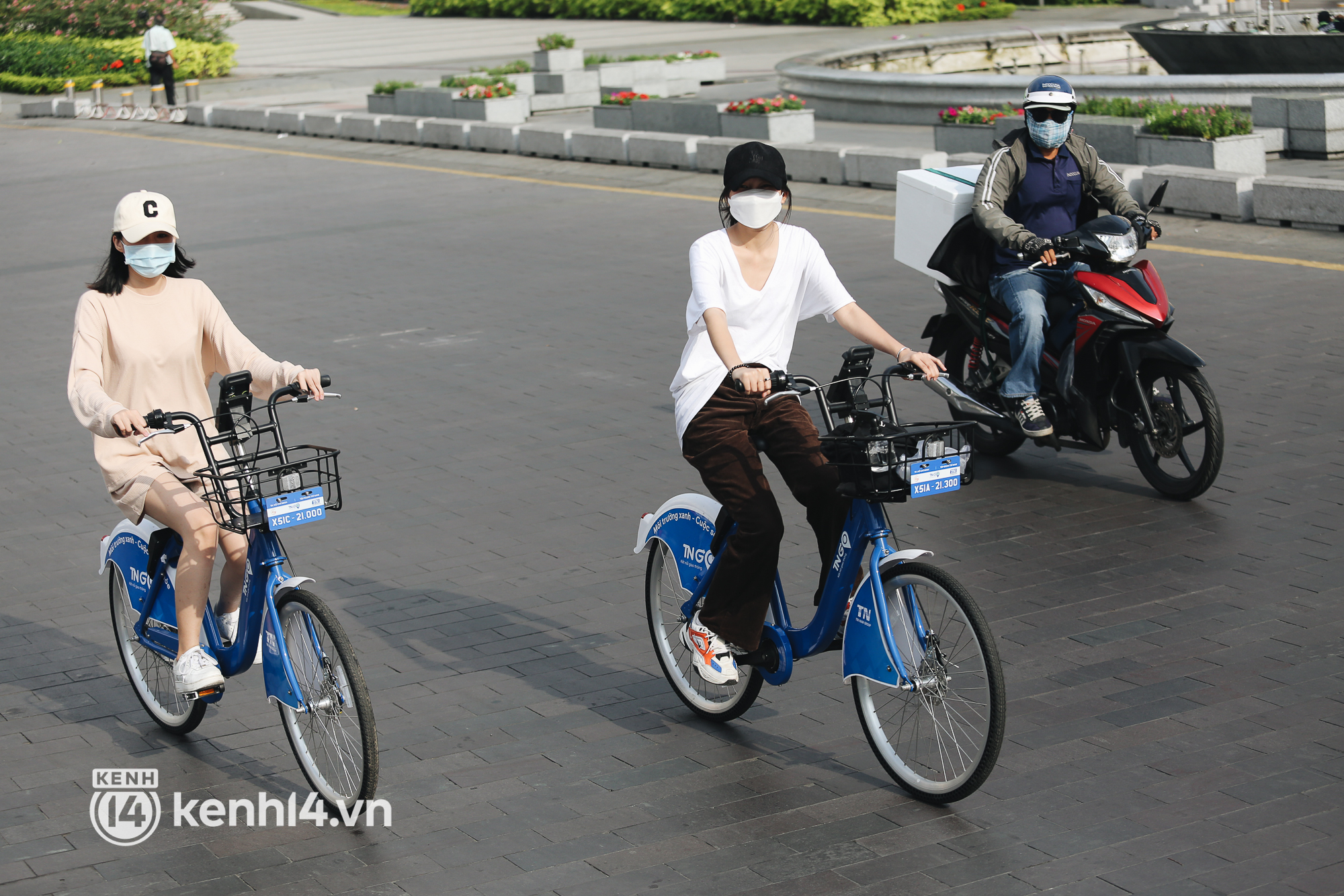 Xe đạp c&ocirc;ng cộng c&oacute; t&iacute;nh ph&iacute; ở TP.HCM ch&iacute;nh thức hoạt động: Bạn trẻ h&agrave;o hứng bỏ tiền thu&ecirc; đi dạo ngắm cảnh - Ảnh 10.