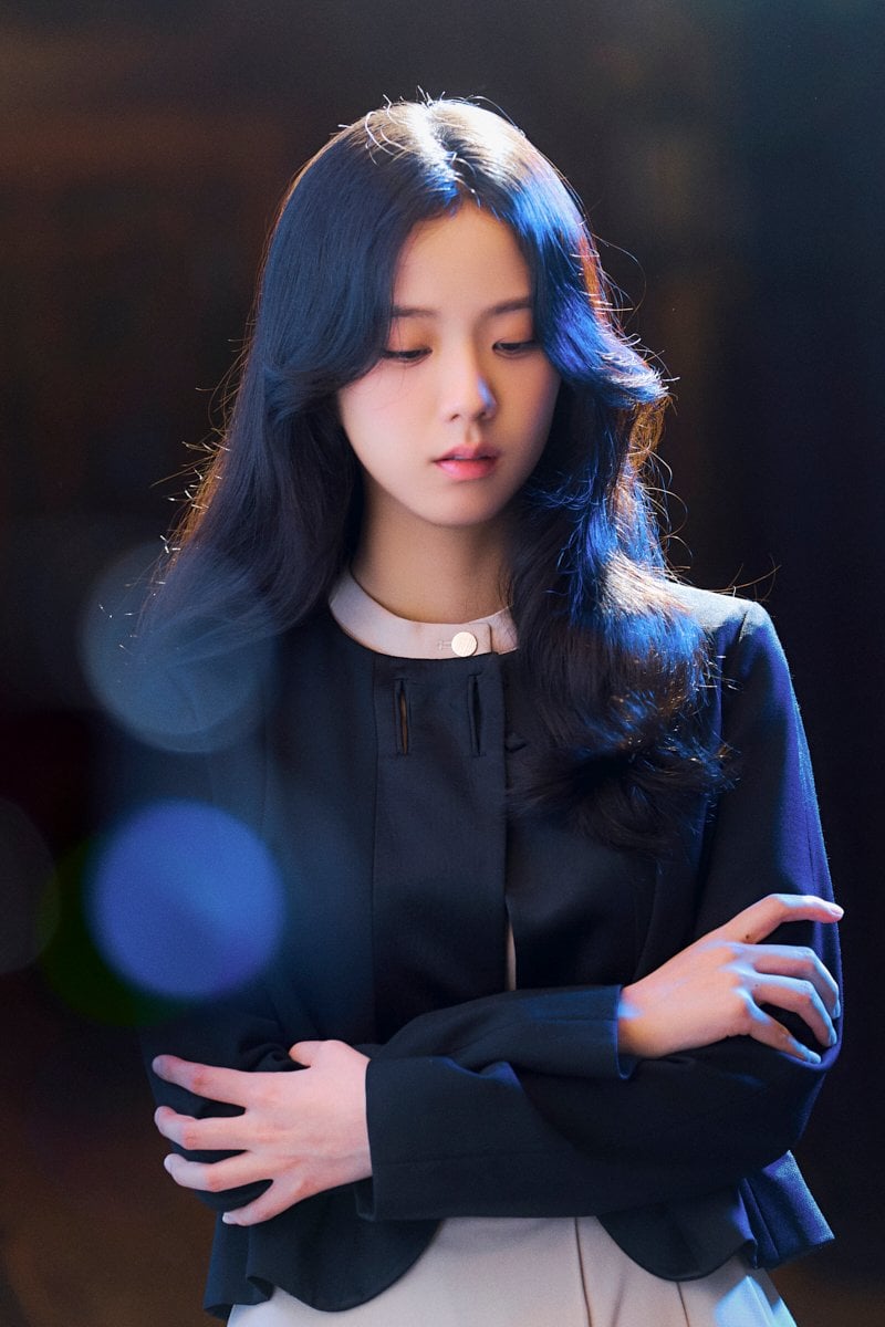 Jisoo (BLACKPINK) xả hàng hậu trường đẹp nức nở, thế này có đơ cũng nguyện cày sạch cả phim! - Ảnh 8. Jisoo (BLACKPINK) xả hàng hậu trường đẹp nức nở, thế này có đơ cũng nguyện cày sạch cả phim! - Ảnh 8.